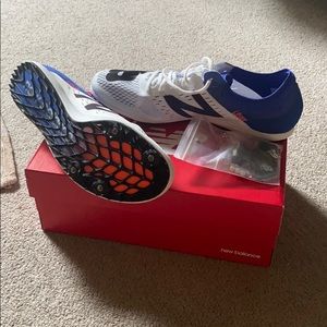 white and blue men’s running spikes